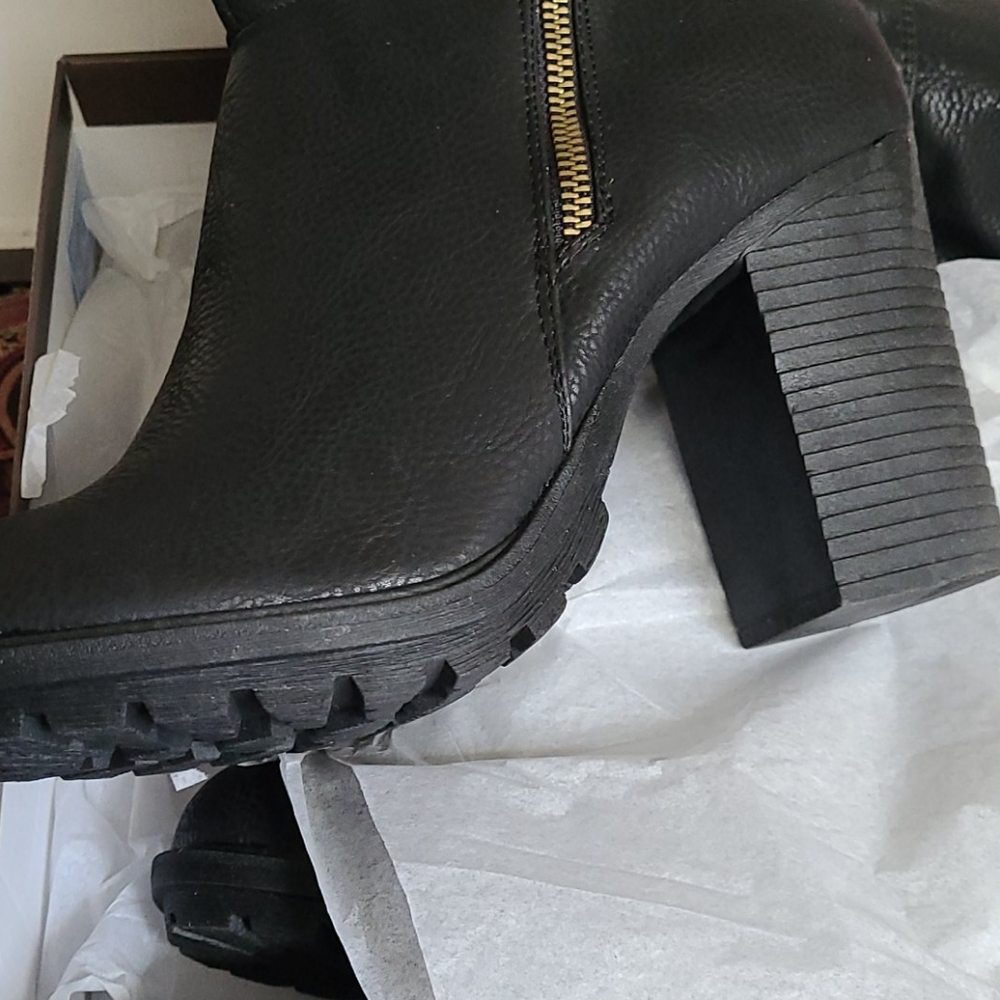 Shoe's - Picture 3 of 3